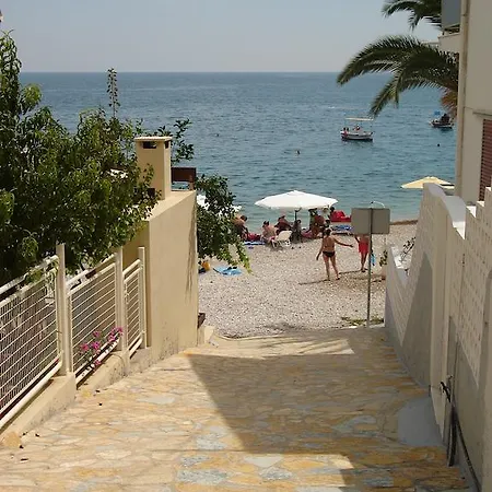 Daire Fotopoulos